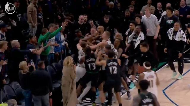 牛八体育-NBA官方：约基奇因冲突被罚款5万美元，兰德尔被罚款3.5万